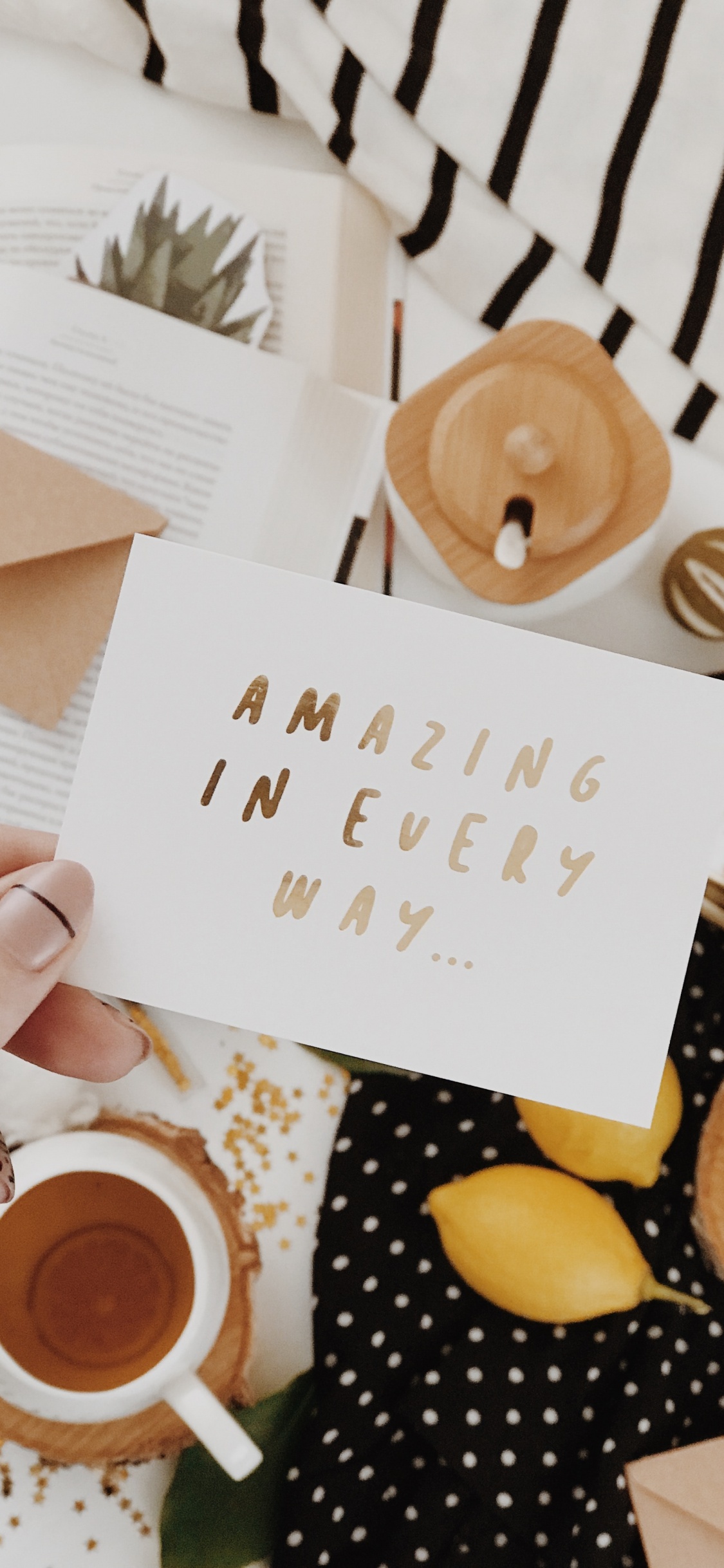 Personne Tenant du Papier D'imprimante Blanc. Wallpaper in 1125x2436 Resolution