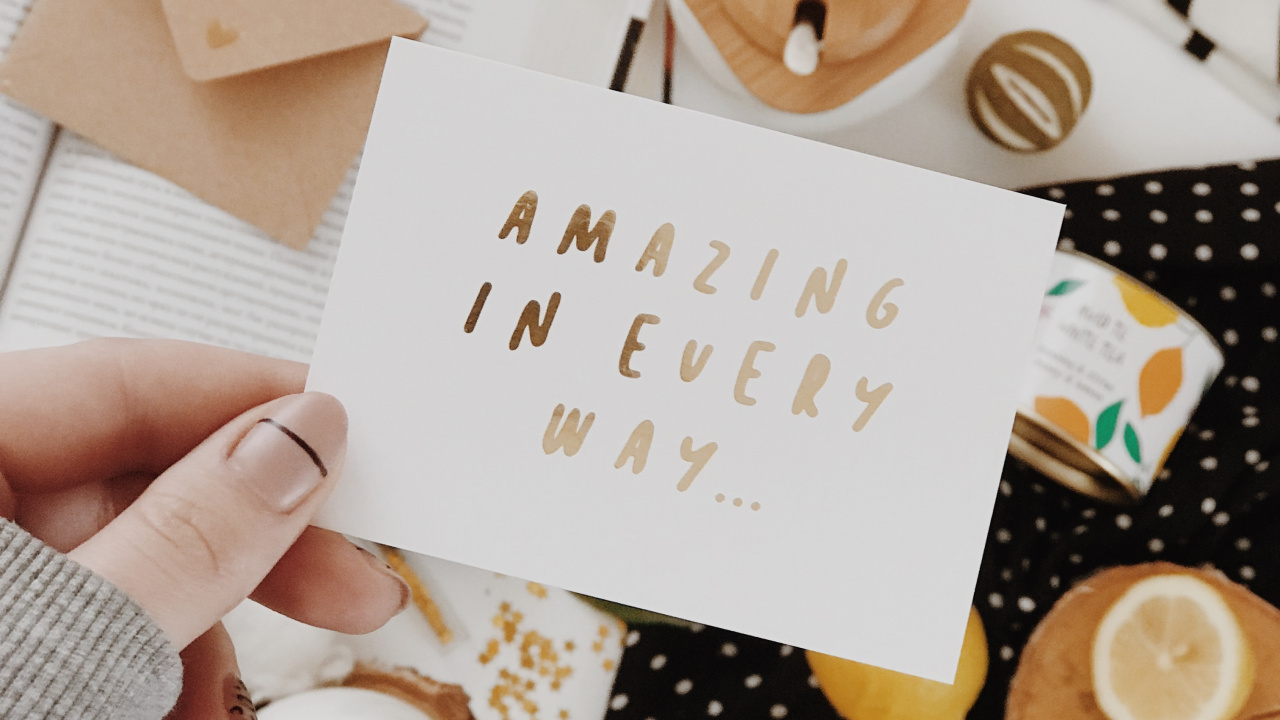 Persona Sosteniendo Papel Blanco Para Impresora. Wallpaper in 1280x720 Resolution