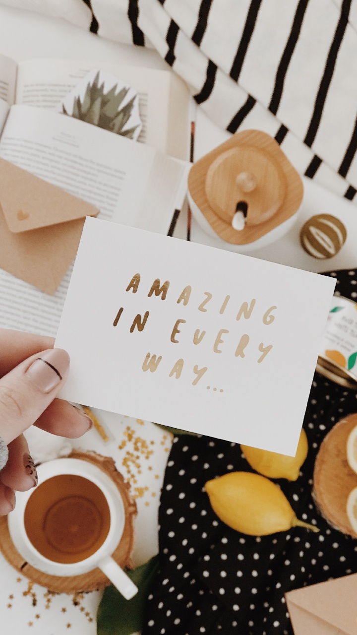 Persona Sosteniendo Papel Blanco Para Impresora. Wallpaper in 720x1280 Resolution