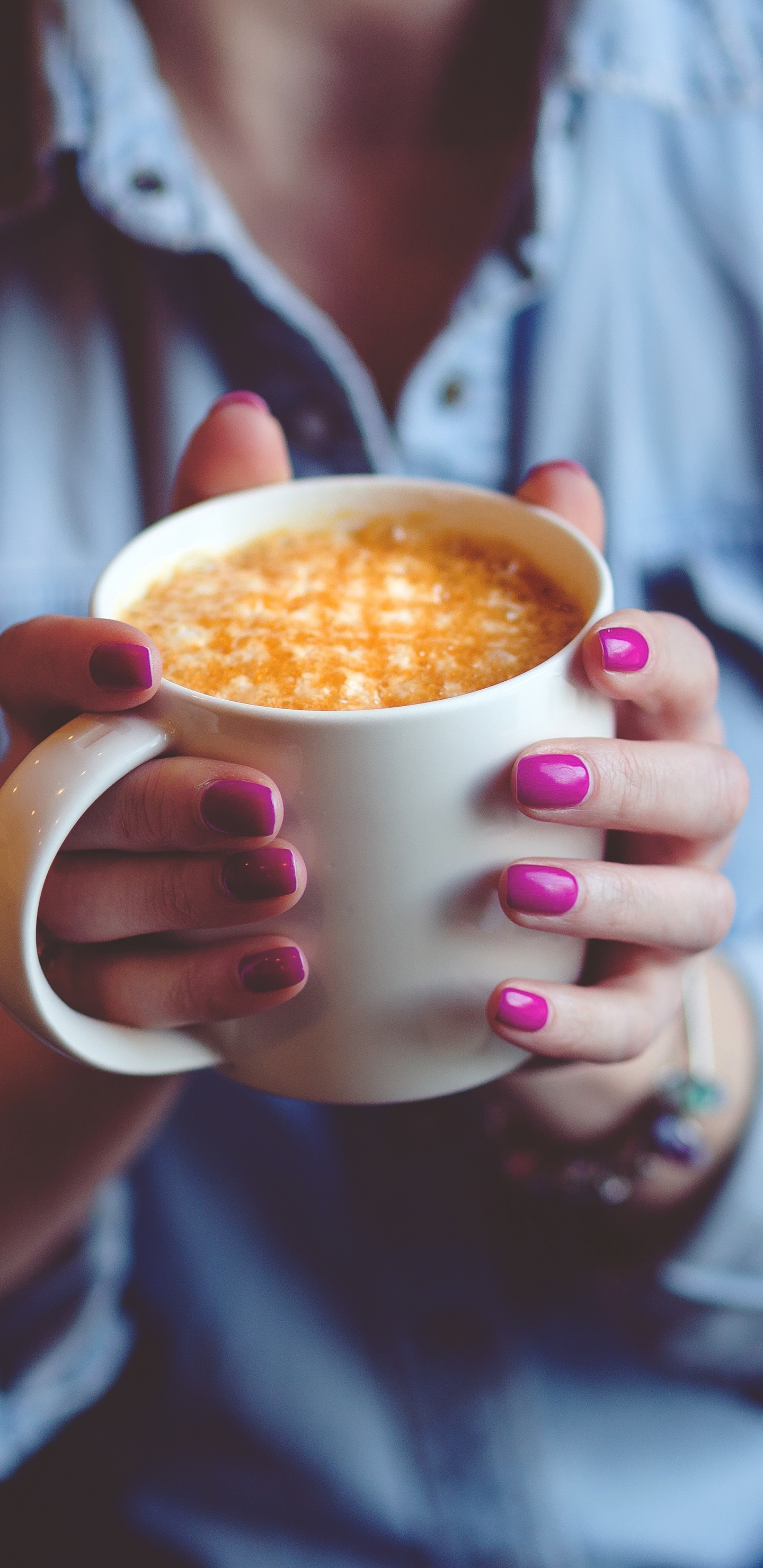 Persona Sosteniendo Taza de Cerámica Blanca. Wallpaper in 1440x2960 Resolution