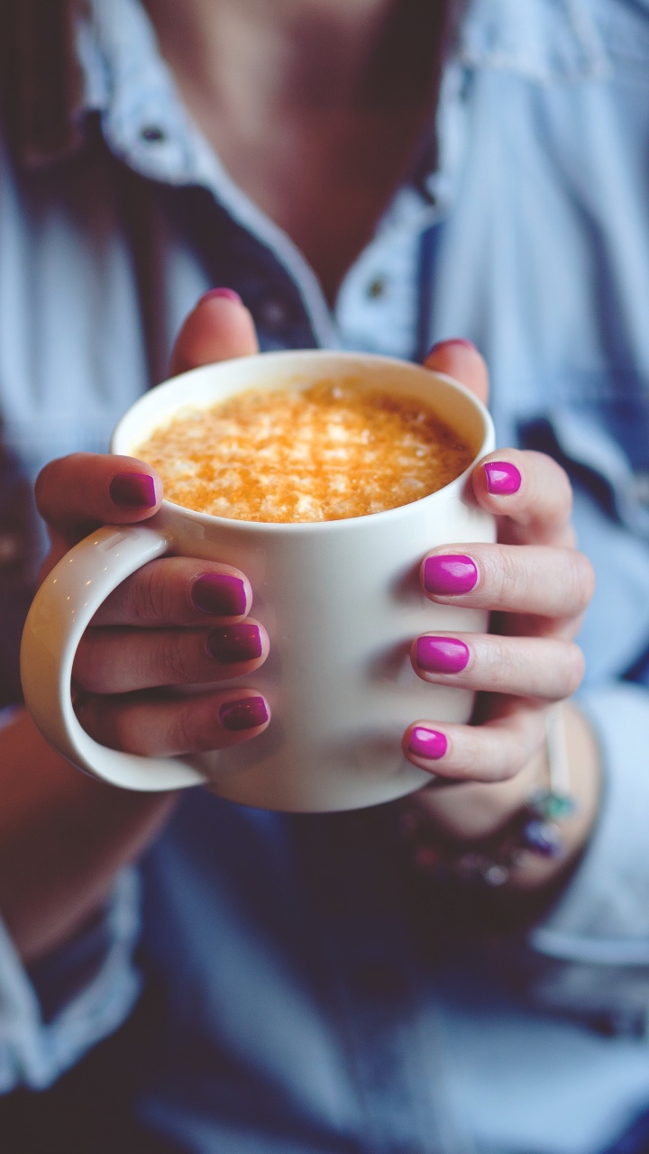 Person, Die Eine Weiße Keramiktasse Hält. Wallpaper in 720x1280 Resolution