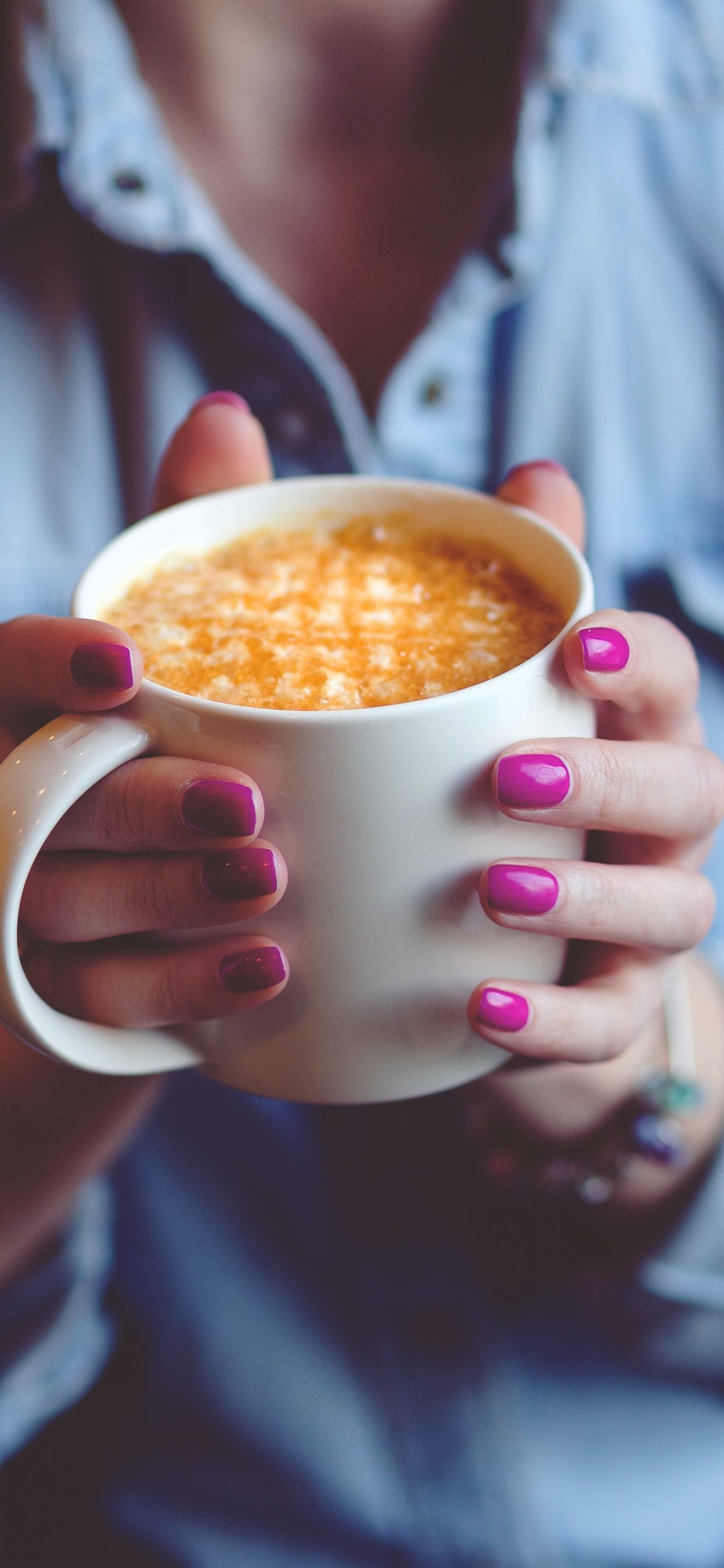 Personne Tenant Une Tasse en Céramique Blanche. Wallpaper in 1242x2688 Resolution