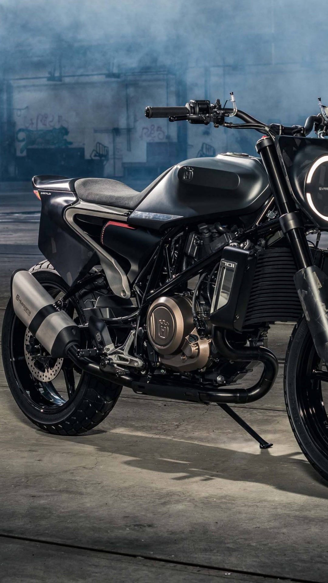 Schwarz-silbernes Cruiser-Motorrad. Wallpaper in 1080x1920 Resolution