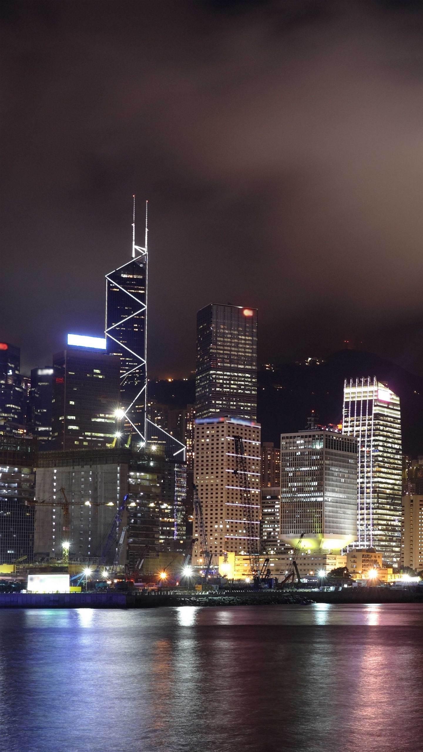 Skyline Der Stadt Bei Nacht Night. Wallpaper in 1440x2560 Resolution