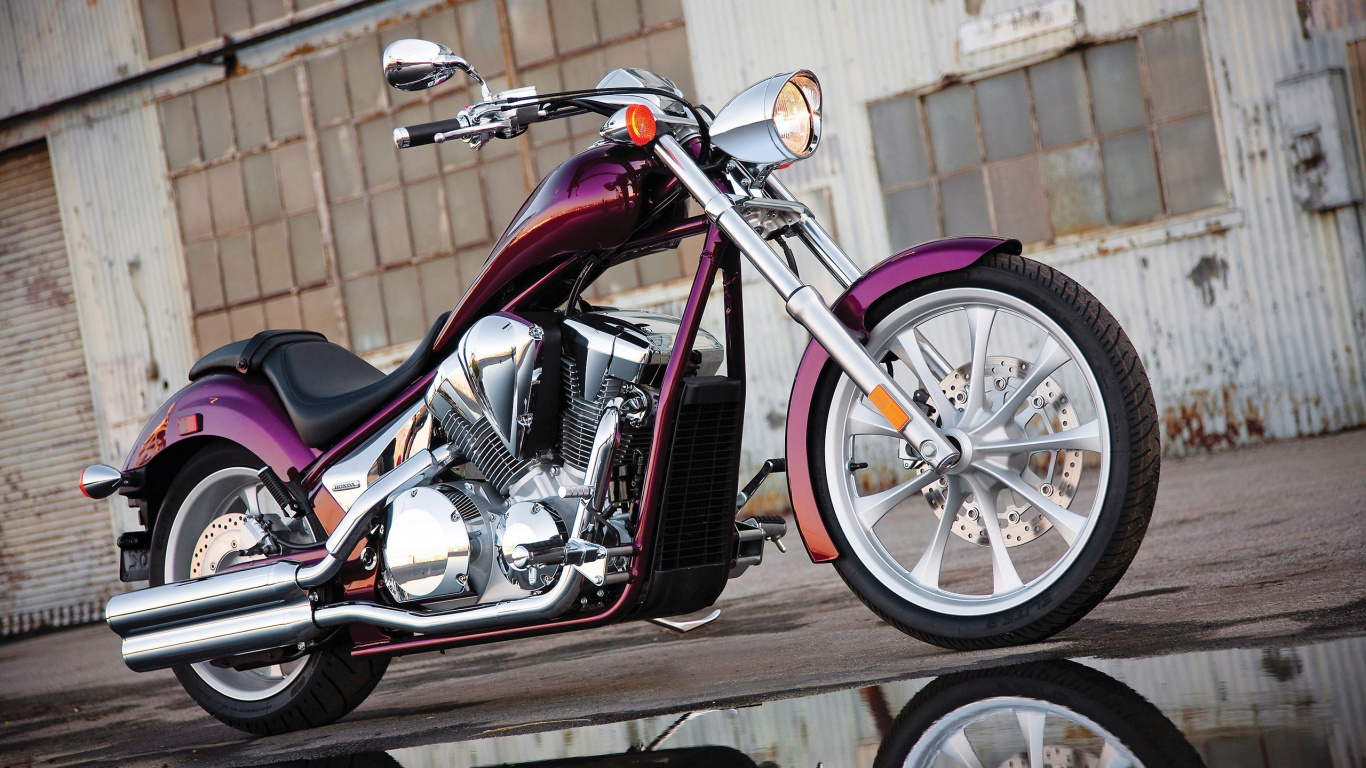 Schwarzes Und Rotes Motorrad Neben Braunem Holzzaun Geparkt. Wallpaper in 1366x768 Resolution