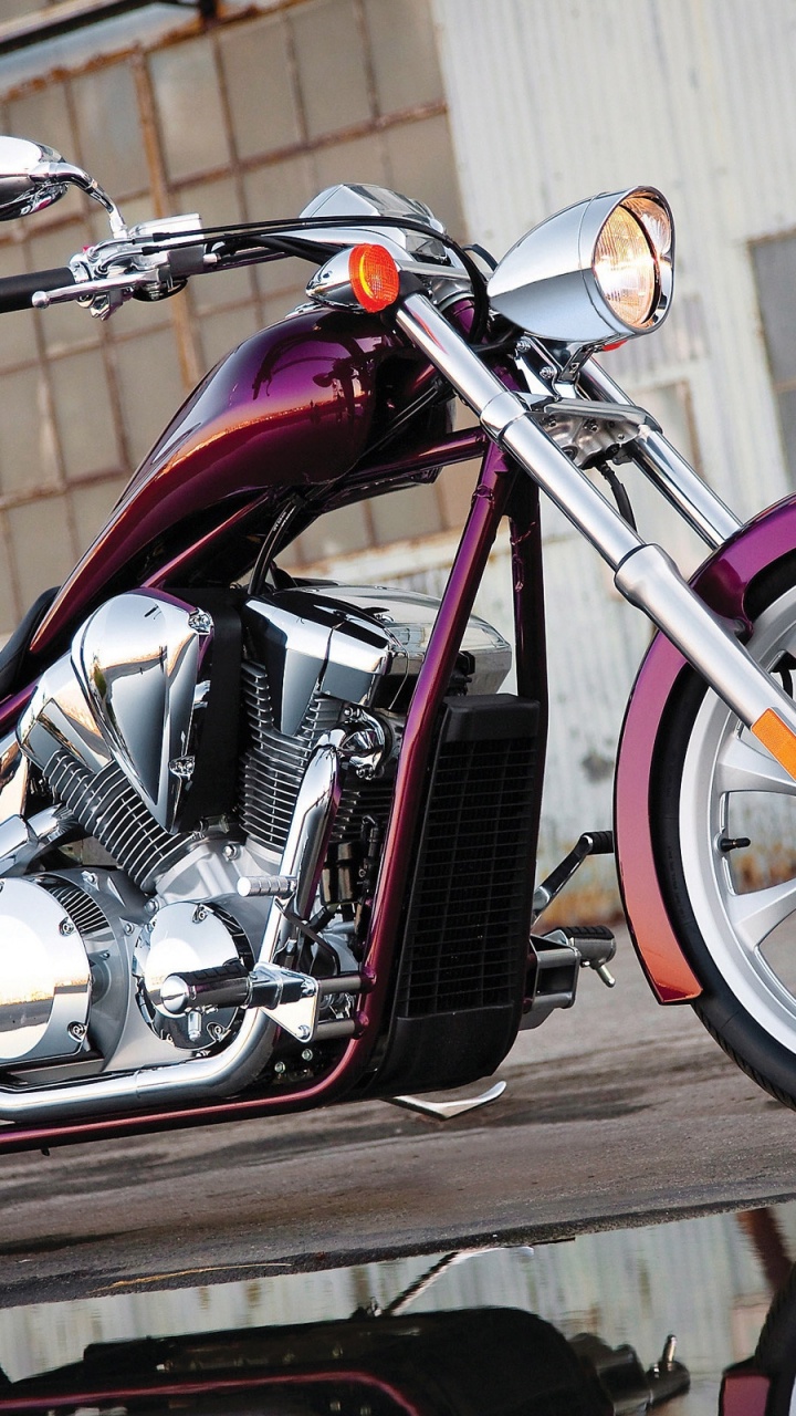 Schwarzes Und Rotes Motorrad Neben Braunem Holzzaun Geparkt. Wallpaper in 720x1280 Resolution