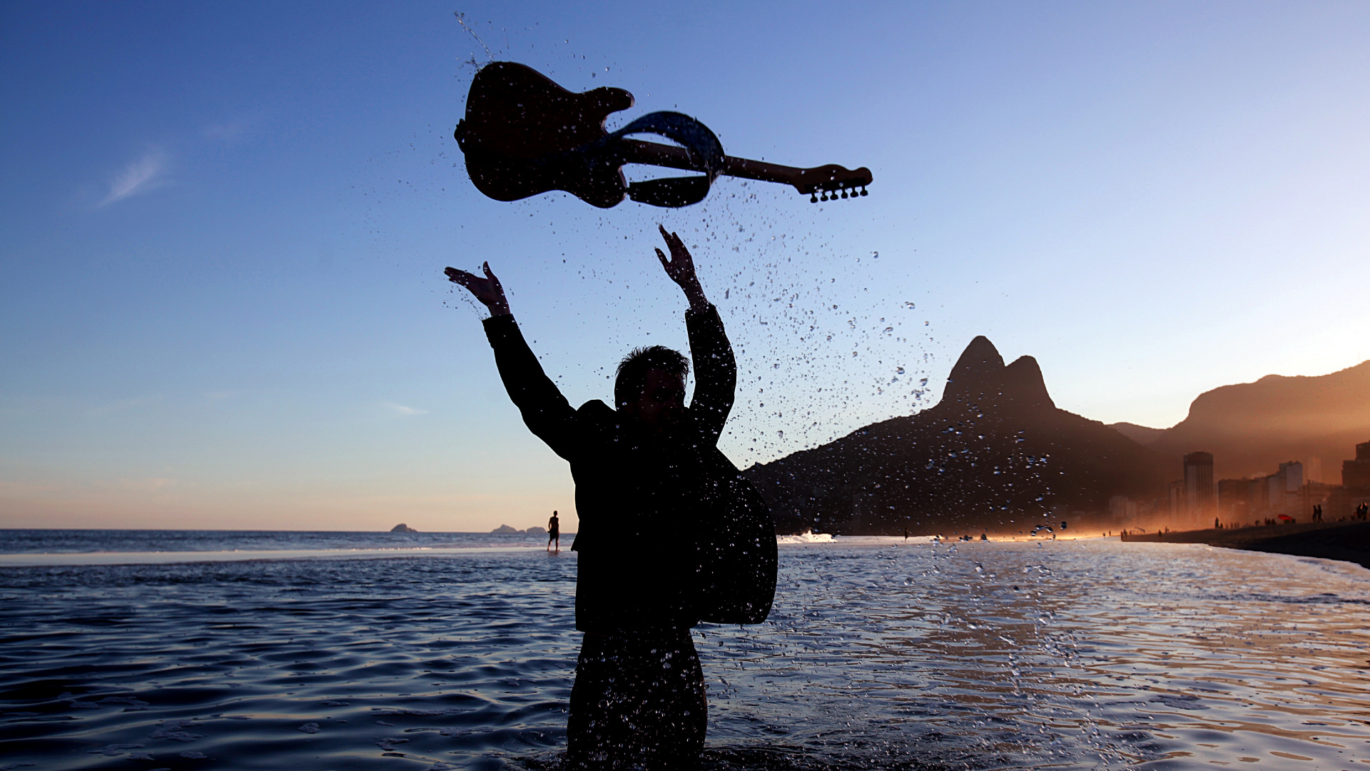 Guitarra, La Gente en la Naturaleza, Agua, Mar, Oceano. Wallpaper in 1920x1080 Resolution