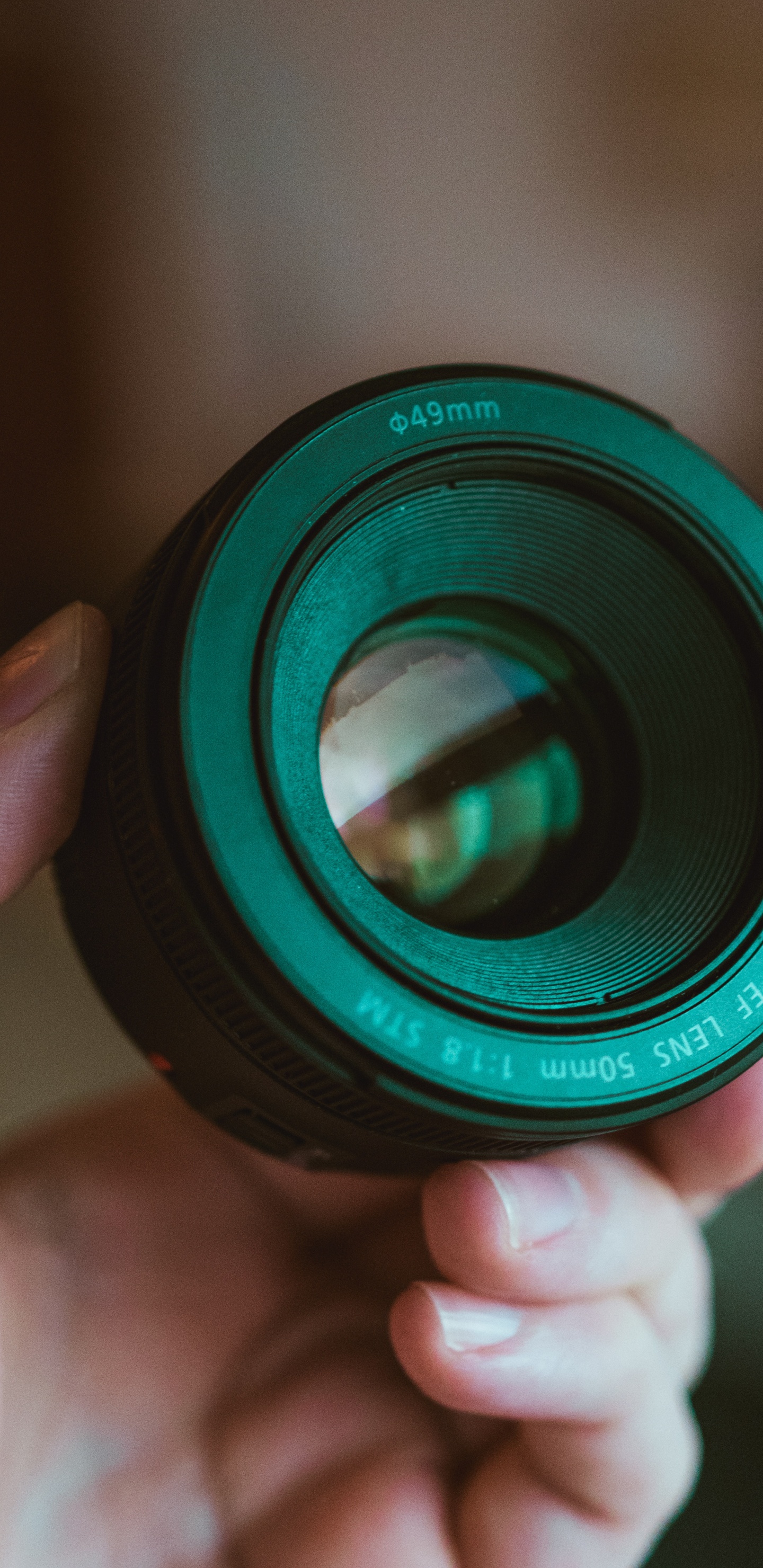 Personne Tenant un Objectif de Caméra Noir. Wallpaper in 1440x2960 Resolution