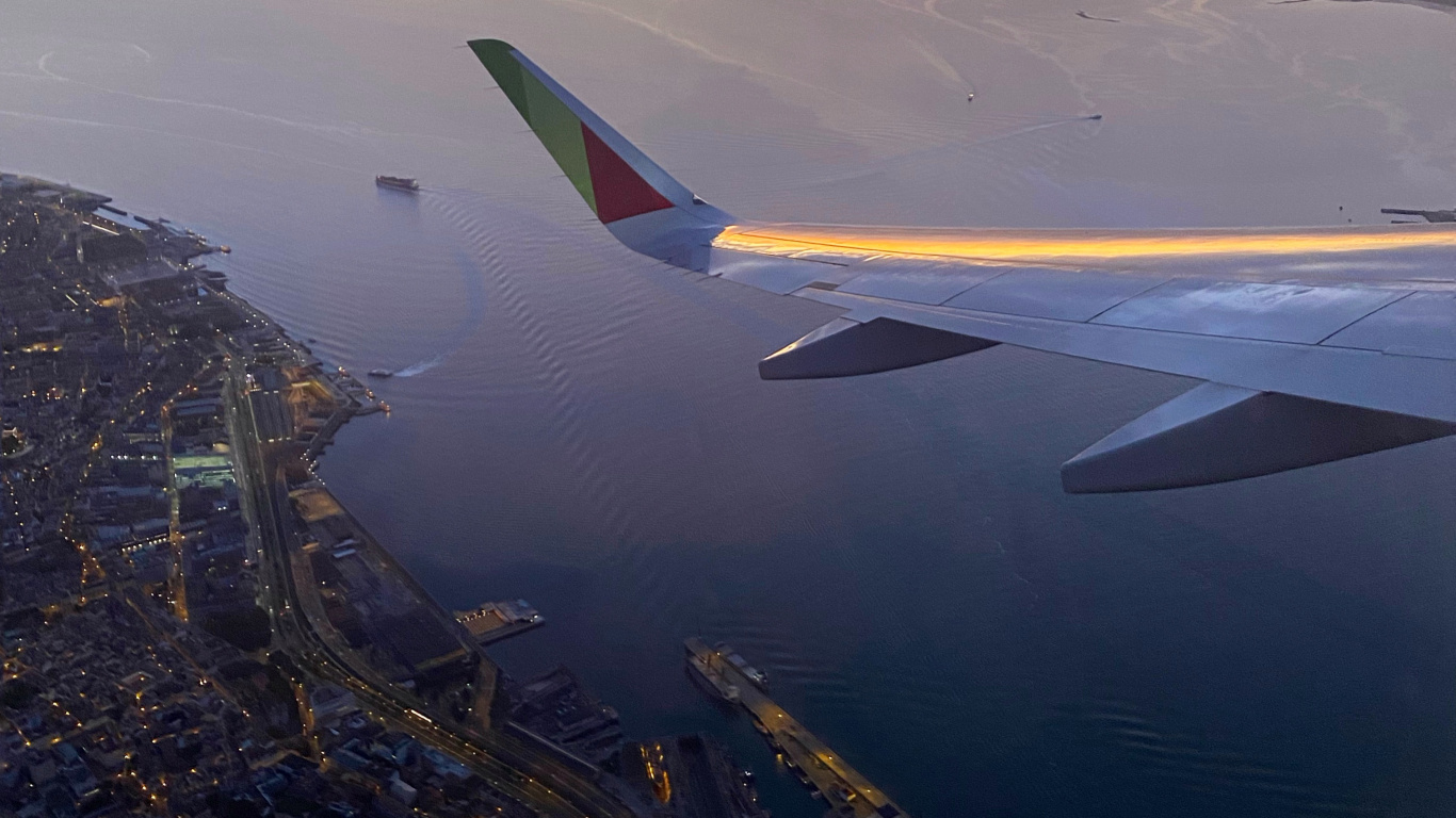 Flug, Wasser, Narrow-body-Flugzeuge, Verkehrsflugzeug, Fluggesellschaft. Wallpaper in 1366x768 Resolution