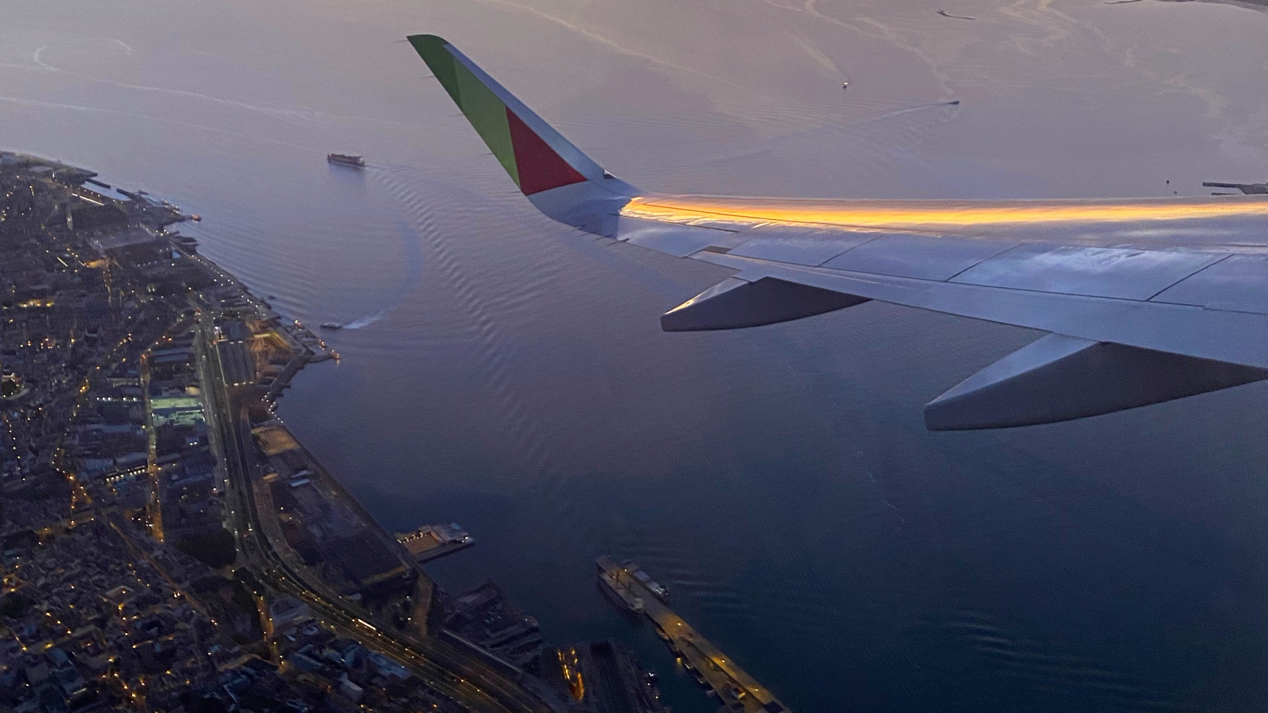 Flug, Wasser, Narrow-body-Flugzeuge, Verkehrsflugzeug, Fluggesellschaft. Wallpaper in 2560x1440 Resolution