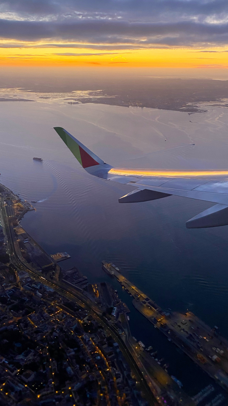 Flug, Wasser, Narrow-body-Flugzeuge, Verkehrsflugzeug, Fluggesellschaft. Wallpaper in 750x1334 Resolution