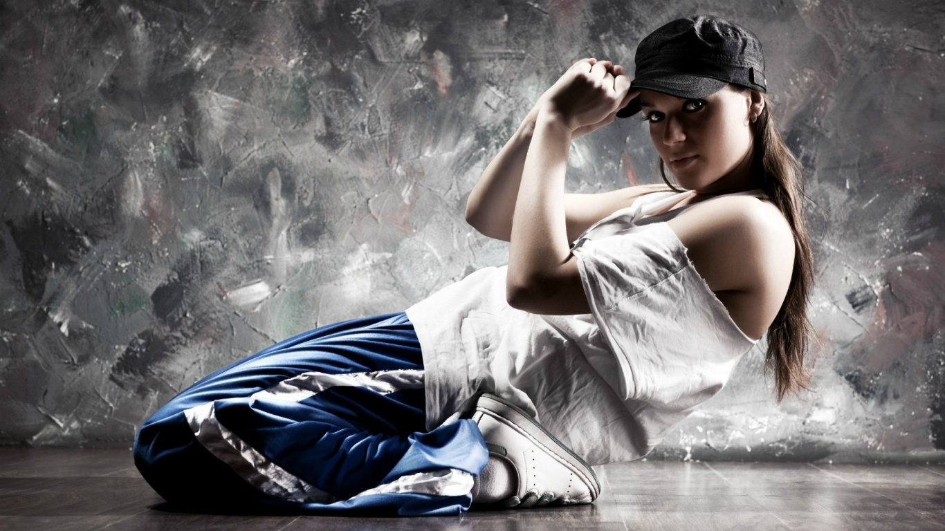 Femme en Robe Blanche et Casquette Noire Assise Sur le Sol. Wallpaper in 1366x768 Resolution