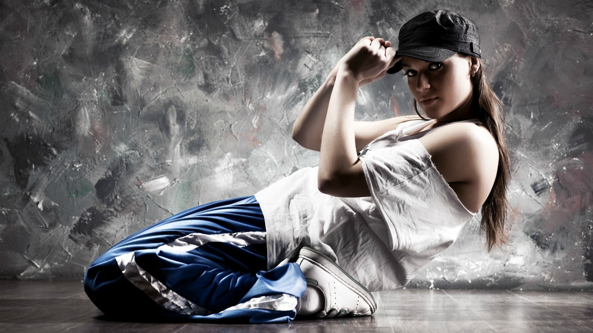 Femme en Robe Blanche et Casquette Noire Assise Sur le Sol. Wallpaper in 1920x1080 Resolution