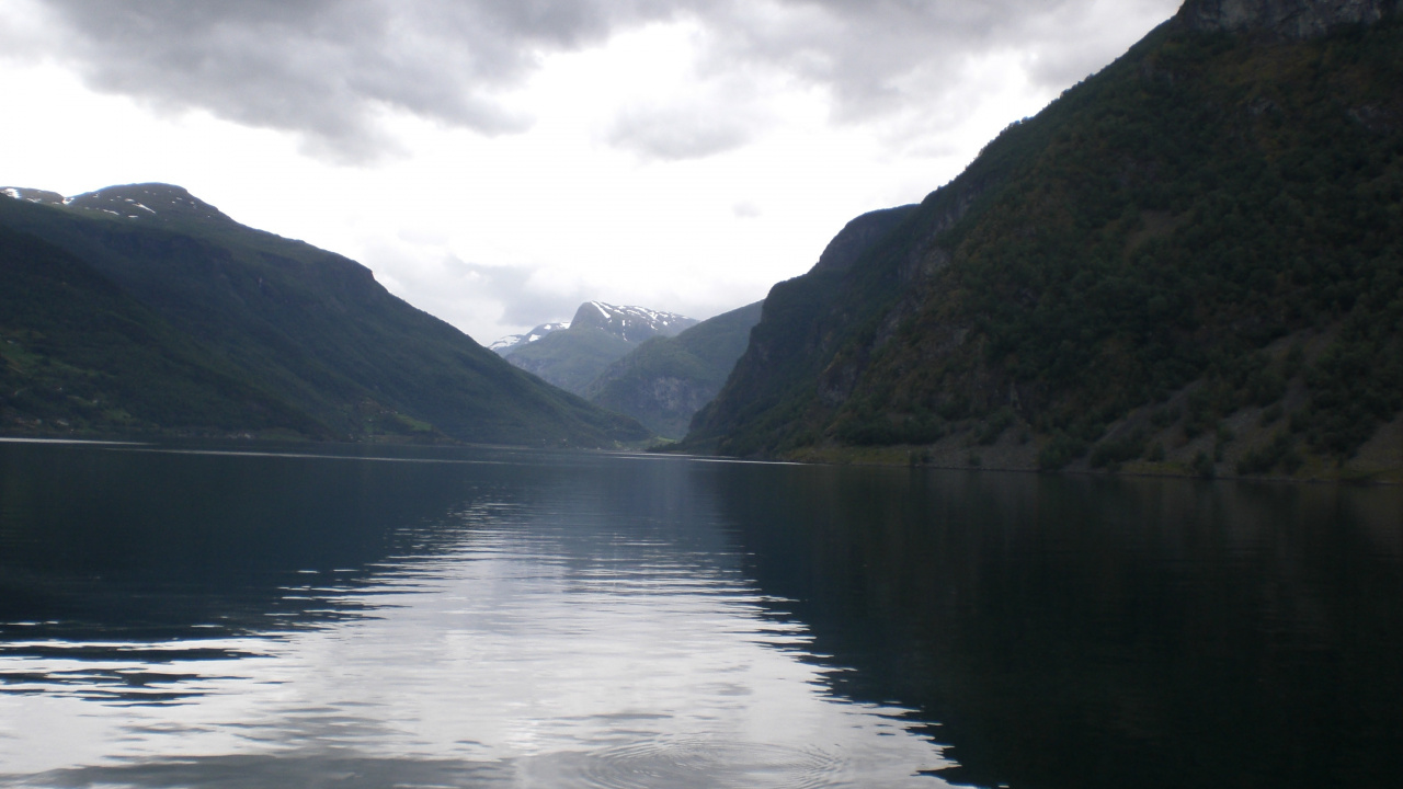 Body of Water Near Mountain Under Cloudy Sky During Daytime. Wallpaper in 1280x720 Resolution