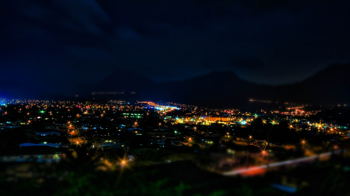 Lumières de la Ville Pendant la Nuit. Wallpaper in 1366x768 Resolution