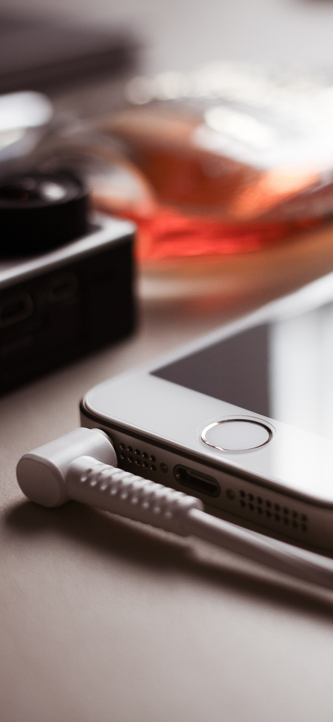 Cable Usb Blanco Sobre Superficie Blanca. Wallpaper in 1125x2436 Resolution