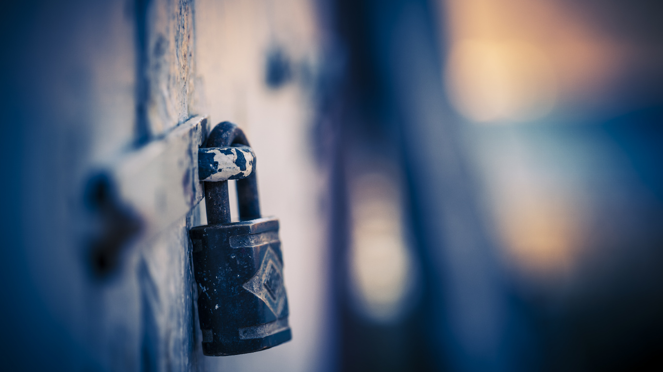 Cadenas Noir Sur Clôture en Métal Bleu. Wallpaper in 1366x768 Resolution