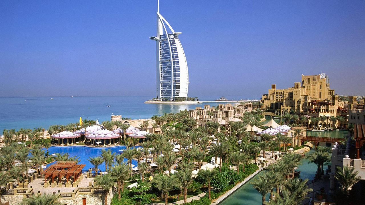 Bâtiment en Béton Blanc et Marron Près D'un Plan D'eau Pendant la Journée. Wallpaper in 1280x720 Resolution