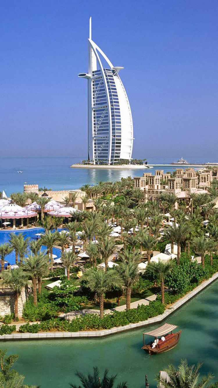 Bâtiment en Béton Blanc et Marron Près D'un Plan D'eau Pendant la Journée. Wallpaper in 750x1334 Resolution