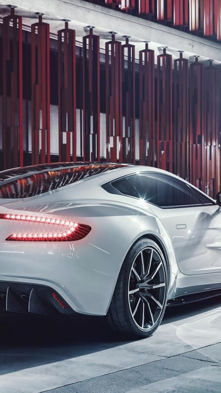Weißer Porsche 911 Vor Rot-weißer Wand Geparkt. Wallpaper in 750x1334 Resolution