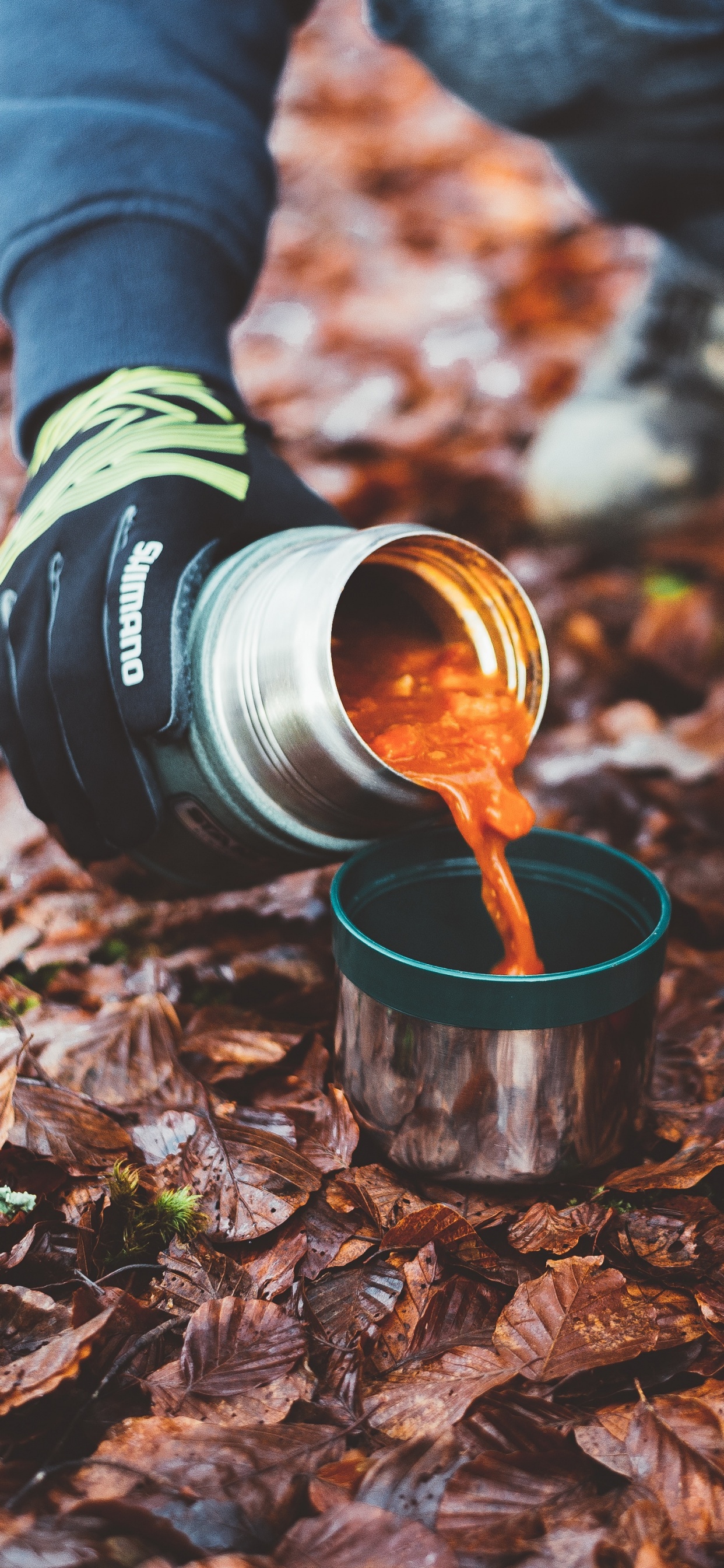 Persona Con Lente de Cámara Roja y Negra. Wallpaper in 1242x2688 Resolution