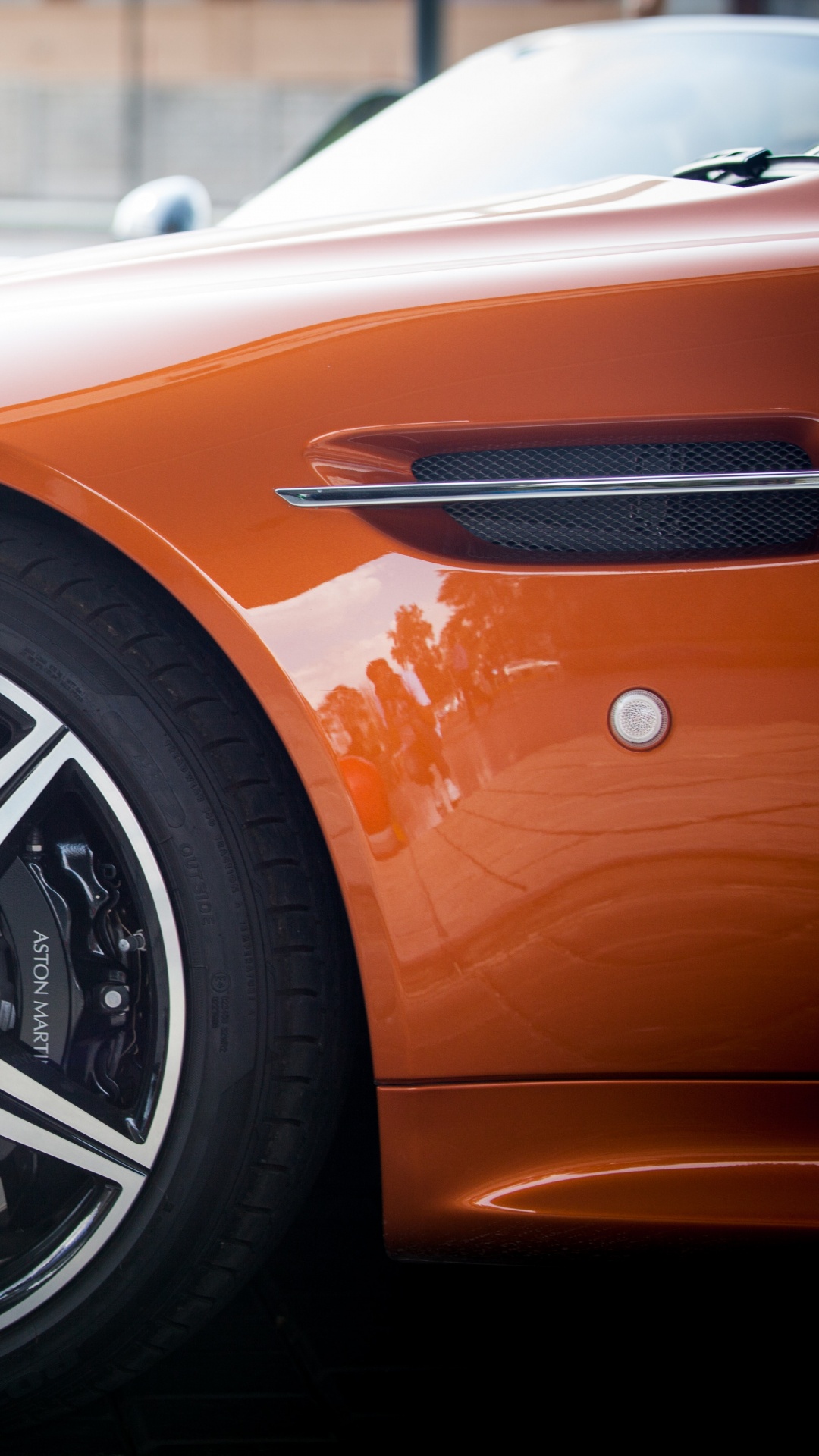 Voiture Orange et Noire Sur la Chaussée Grise. Wallpaper in 1080x1920 Resolution