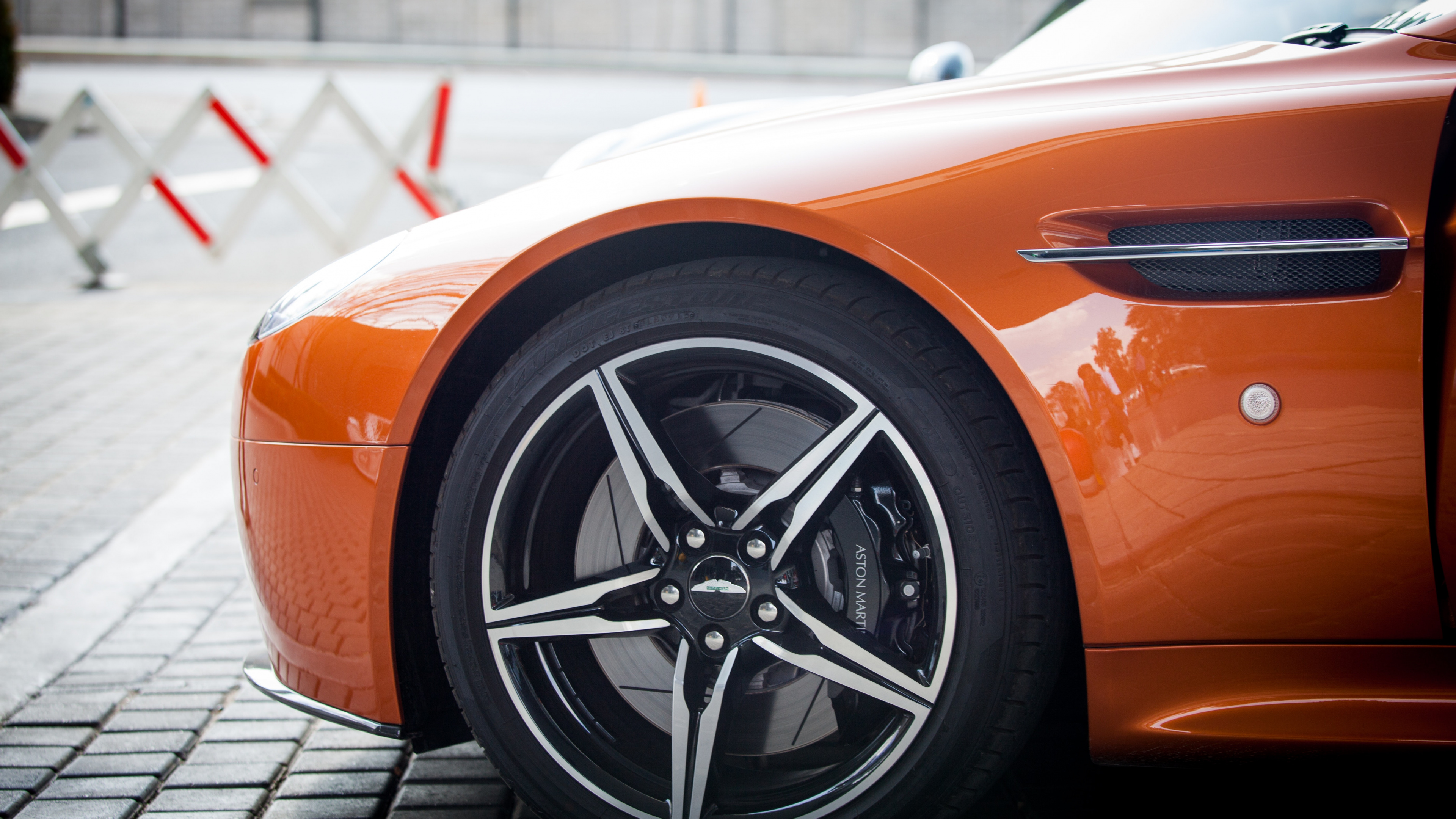 Voiture Orange et Noire Sur la Chaussée Grise. Wallpaper in 3840x2160 Resolution