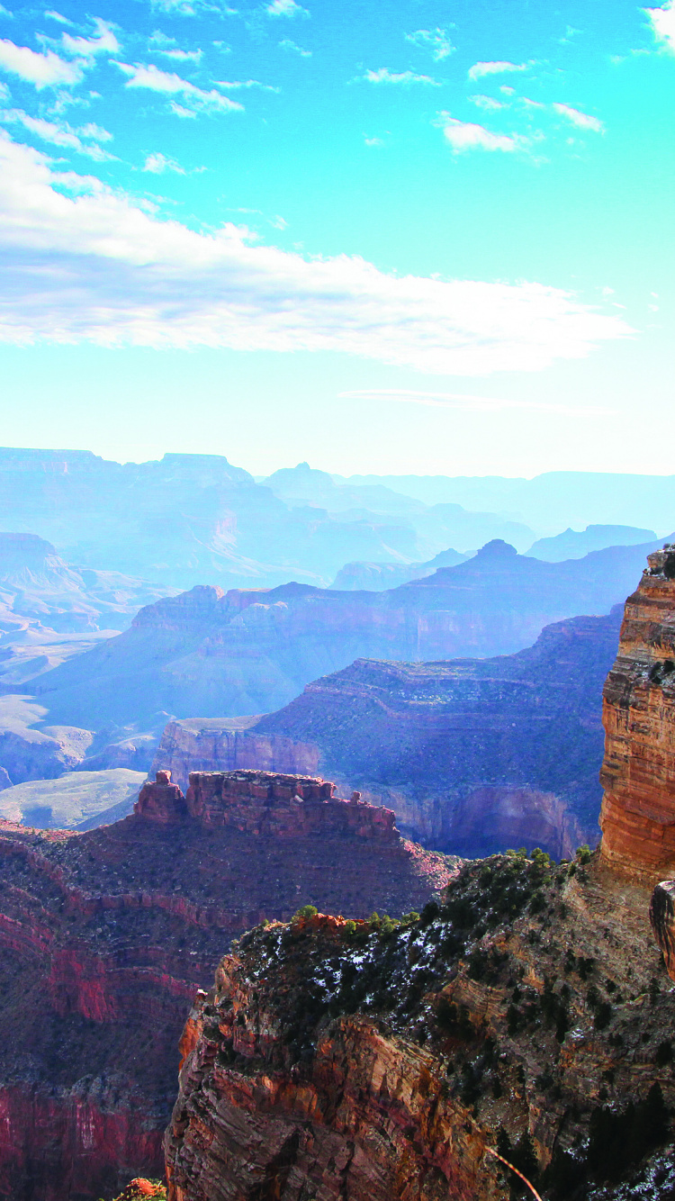 Montaña Rocosa Marrón Bajo un Cielo Azul Durante el Día. Wallpaper in 750x1334 Resolution