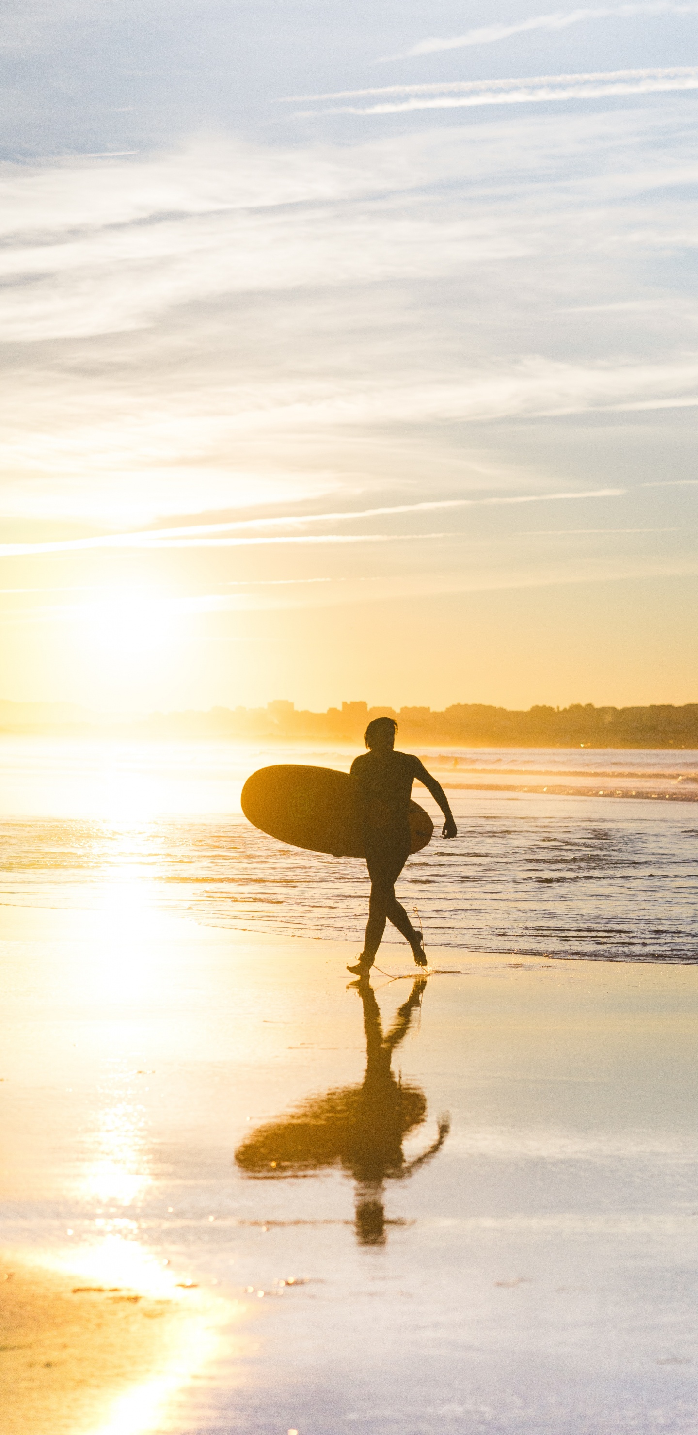 Mann in Schwarzen Shorts Mit Surfbrett, Der Während Des Sonnenuntergangs am Meer Spazieren Geht. Wallpaper in 1440x2960 Resolution