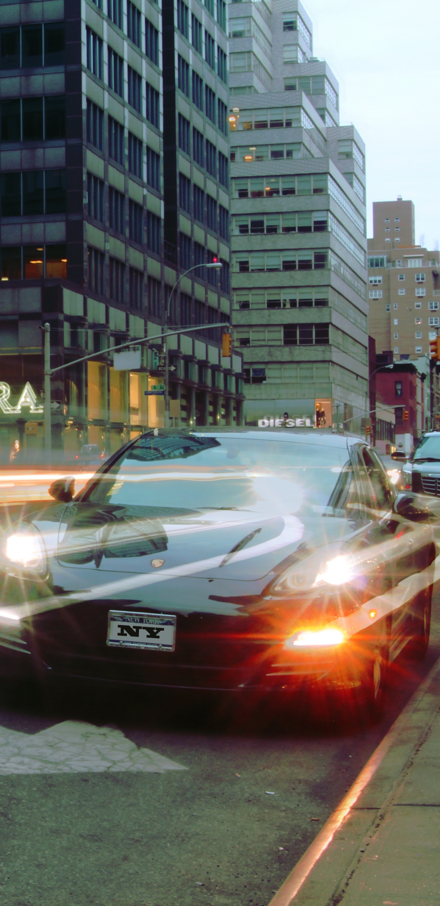 Sedán Negro en la Carretera Durante el Día. Wallpaper in 1440x2960 Resolution