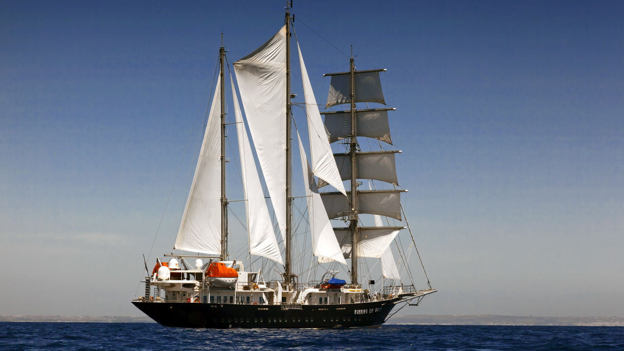 Braunes Und Weißes Segelboot Auf See Tagsüber During. Wallpaper in 1280x720 Resolution