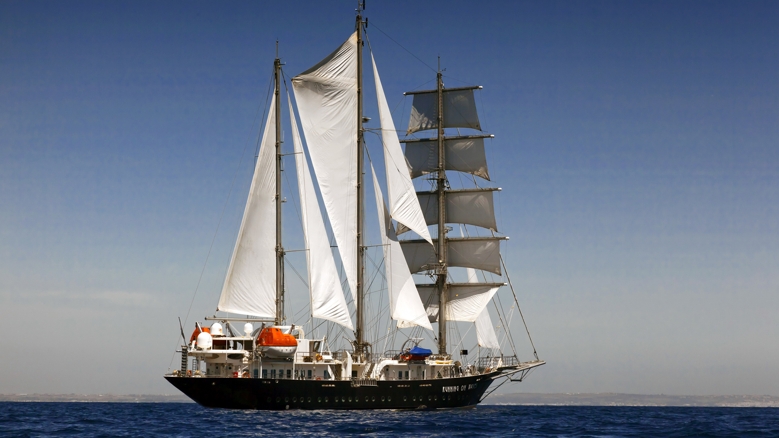 Braunes Und Weißes Segelboot Auf See Tagsüber During. Wallpaper in 2560x1440 Resolution