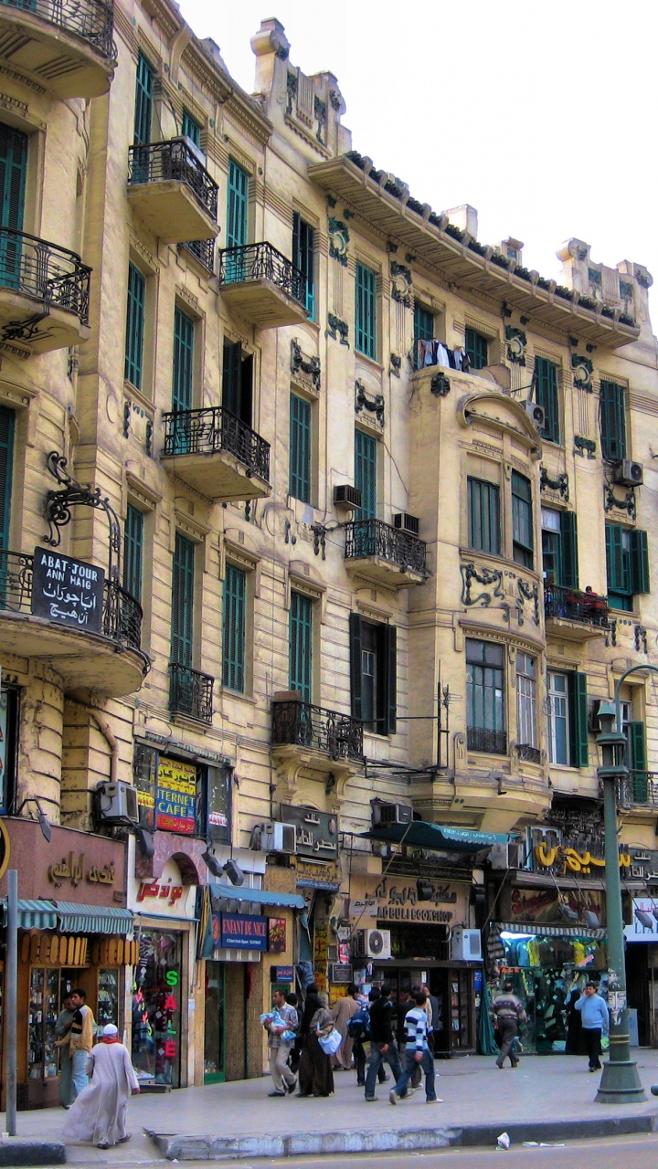 Gente Caminando en la Calle Cerca Del Edificio de Hormigón Beige Durante el Día. Wallpaper in 720x1280 Resolution