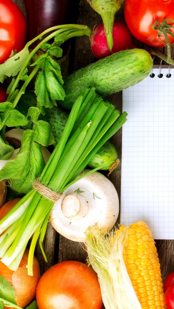Tomate Rojo Junto a Vegetales Verdes y Maíz Amarillo. Wallpaper in 720x1280 Resolution