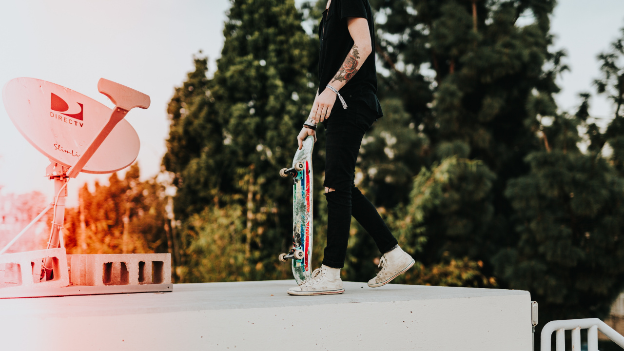 Mann in Schwarzer Hose Und Schwarzer Jacke, Der Skateboard Fährt. Wallpaper in 1280x720 Resolution