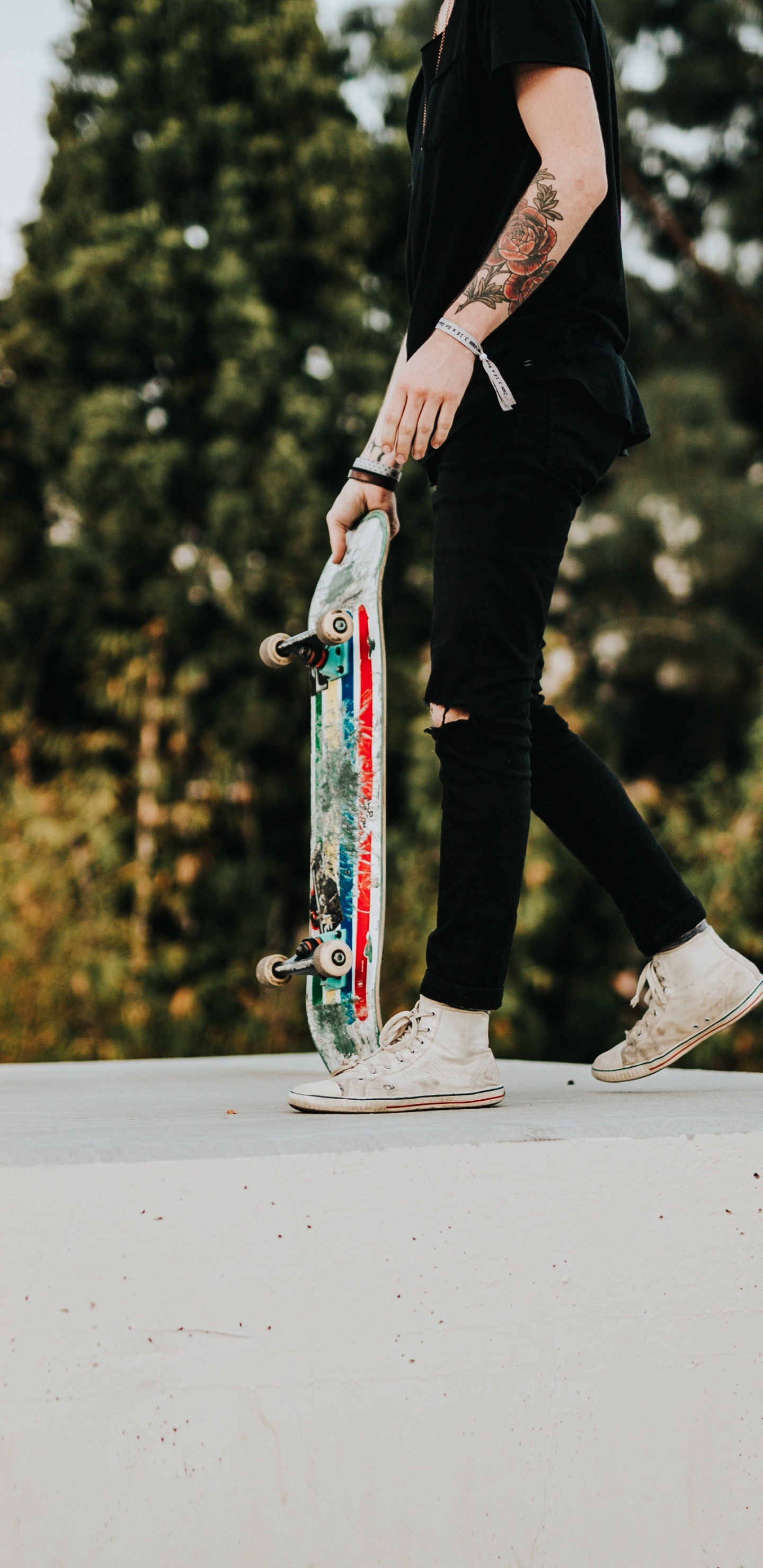 Mann in Schwarzer Hose Und Schwarzer Jacke, Der Skateboard Fährt. Wallpaper in 1440x2960 Resolution