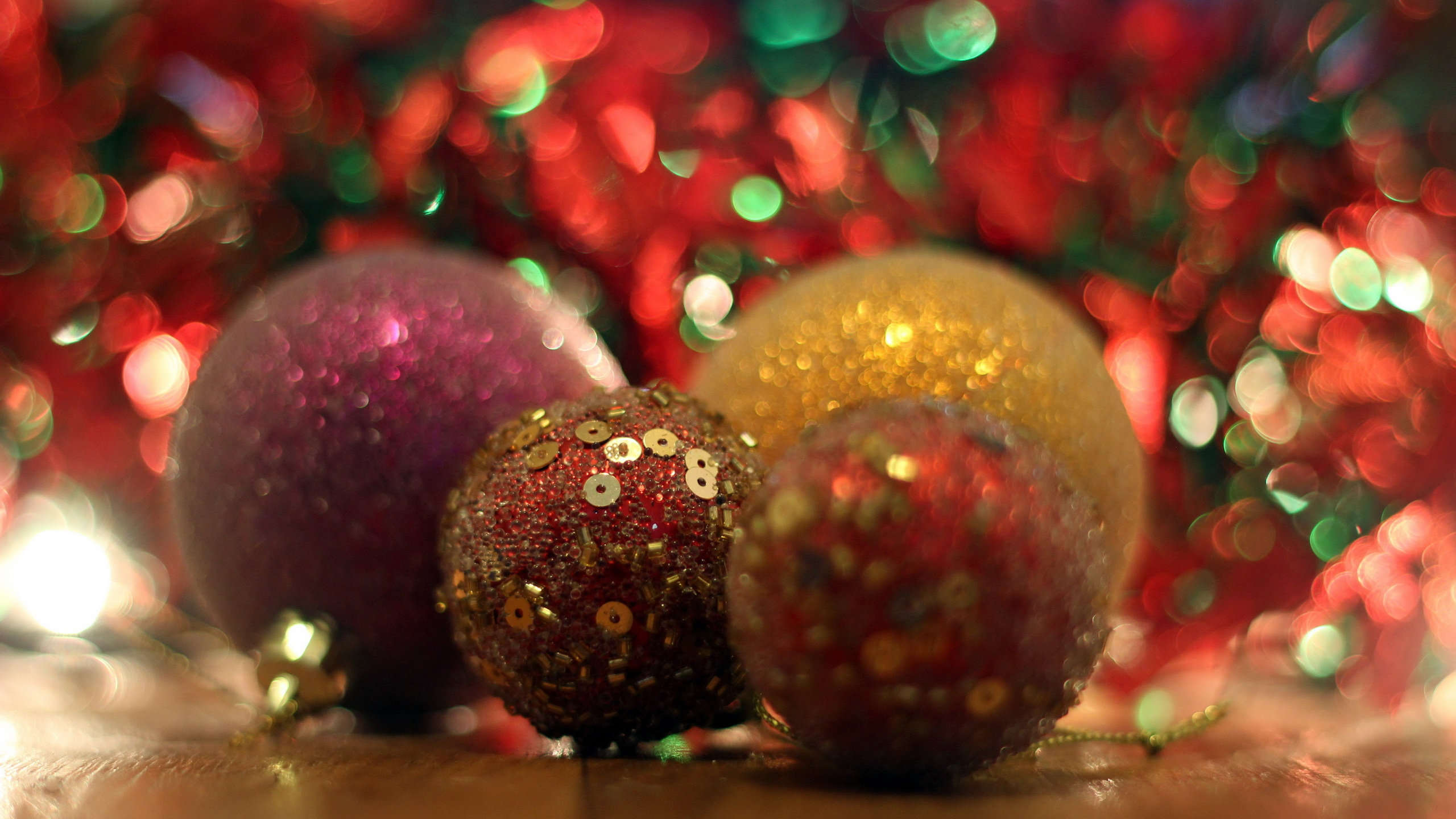 Christmas Ornament, Christmas Day, Holiday, Glitter, Christmas Decoration. Wallpaper in 2560x1440 Resolution