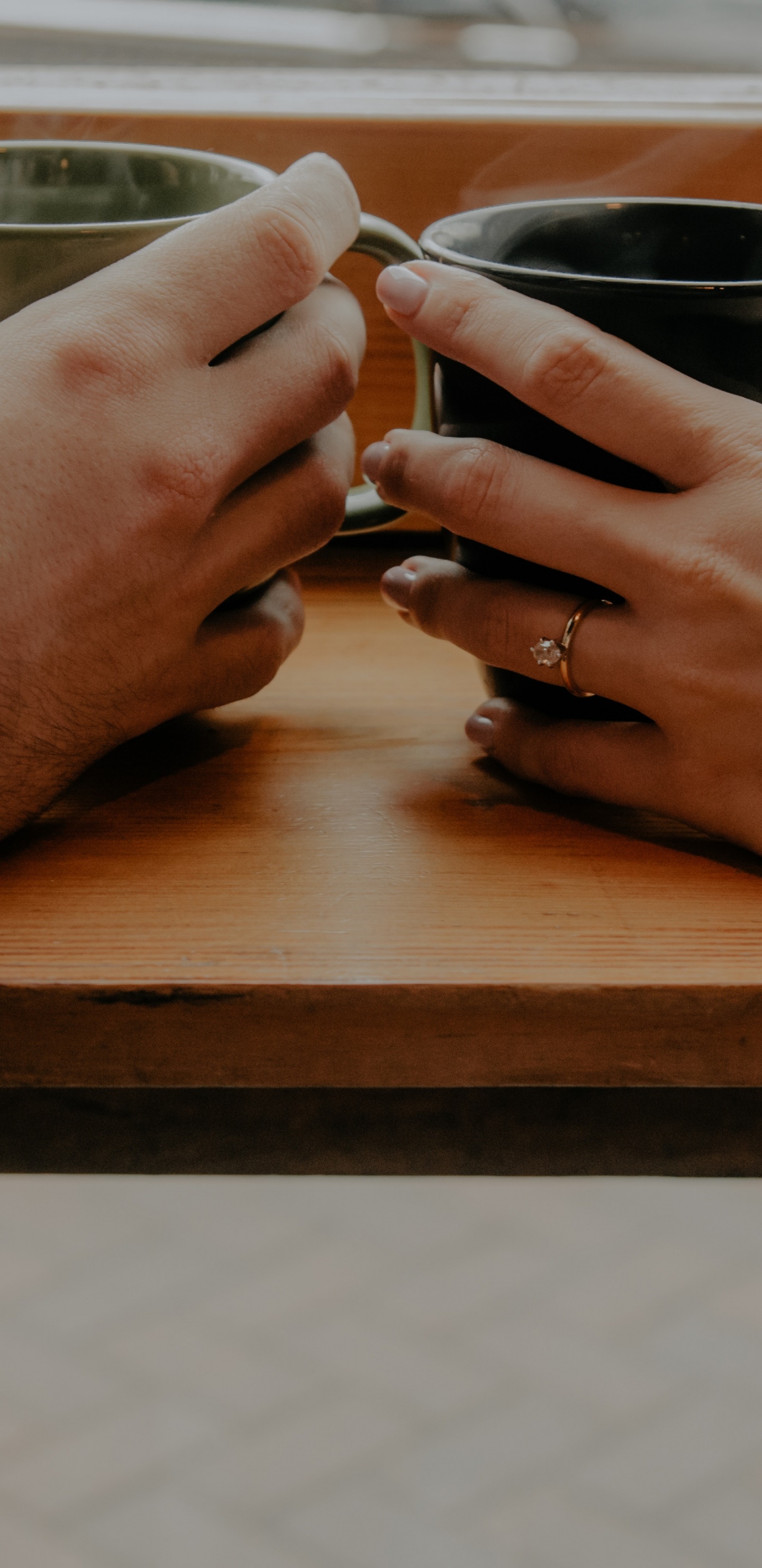 Persona Sosteniendo Taza de Cerámica Negra. Wallpaper in 1440x2960 Resolution