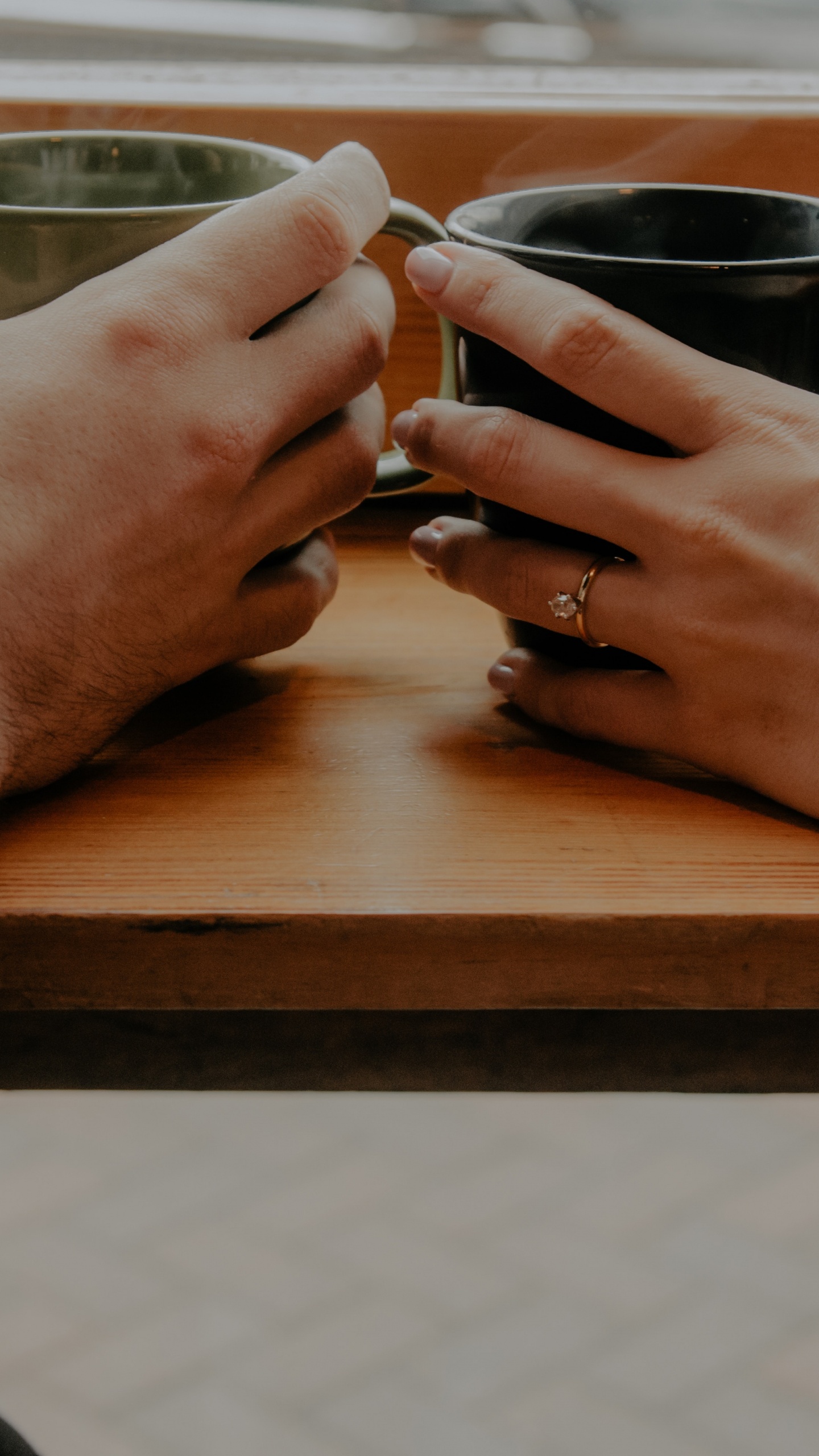 Personne Tenant Une Tasse en Céramique Noire. Wallpaper in 1440x2560 Resolution