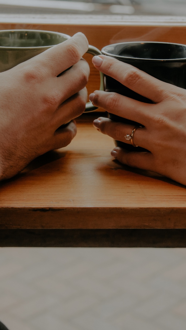 Person, Die Eine Schwarze Keramiktasse Hält. Wallpaper in 720x1280 Resolution