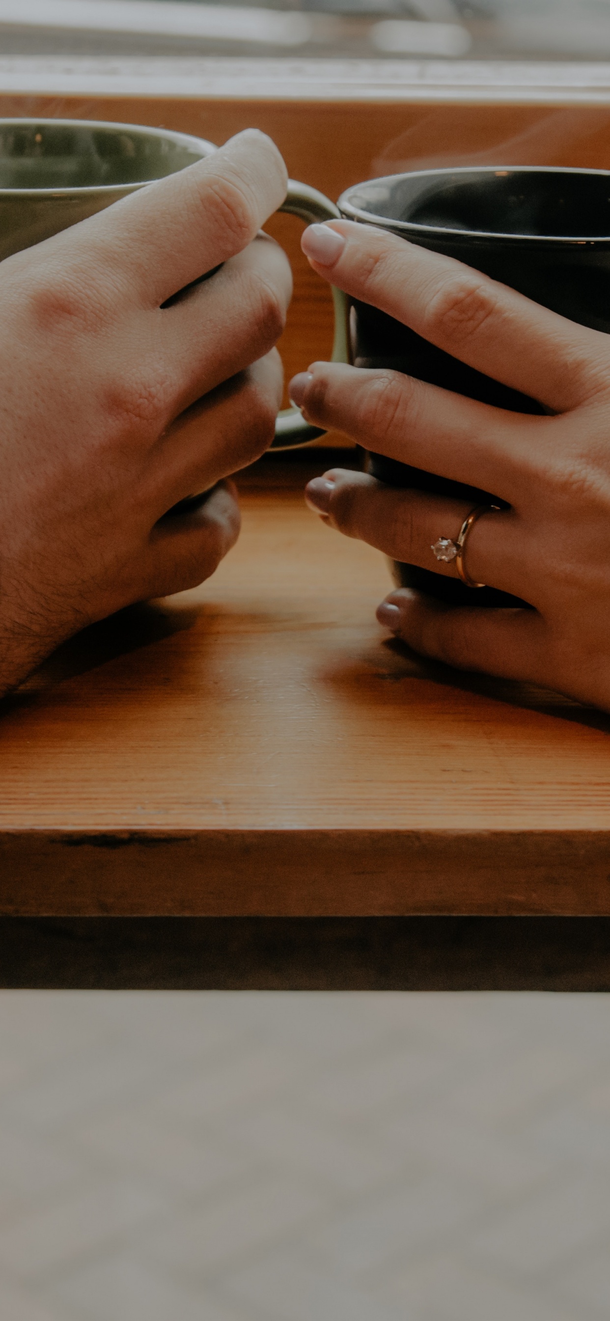 杯, 手, 手指, 指甲, 木 壁纸 1242x2688 允许