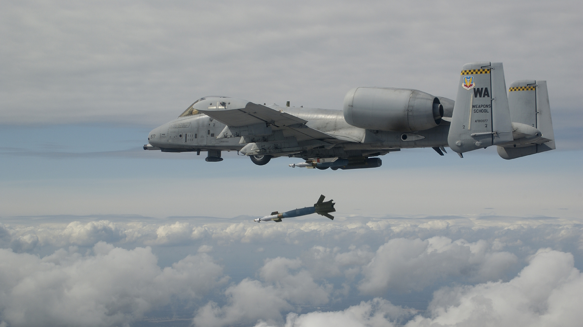 Avión a Reacción Blanco Sobre Nubes Blancas Durante el Día. Wallpaper in 1920x1080 Resolution