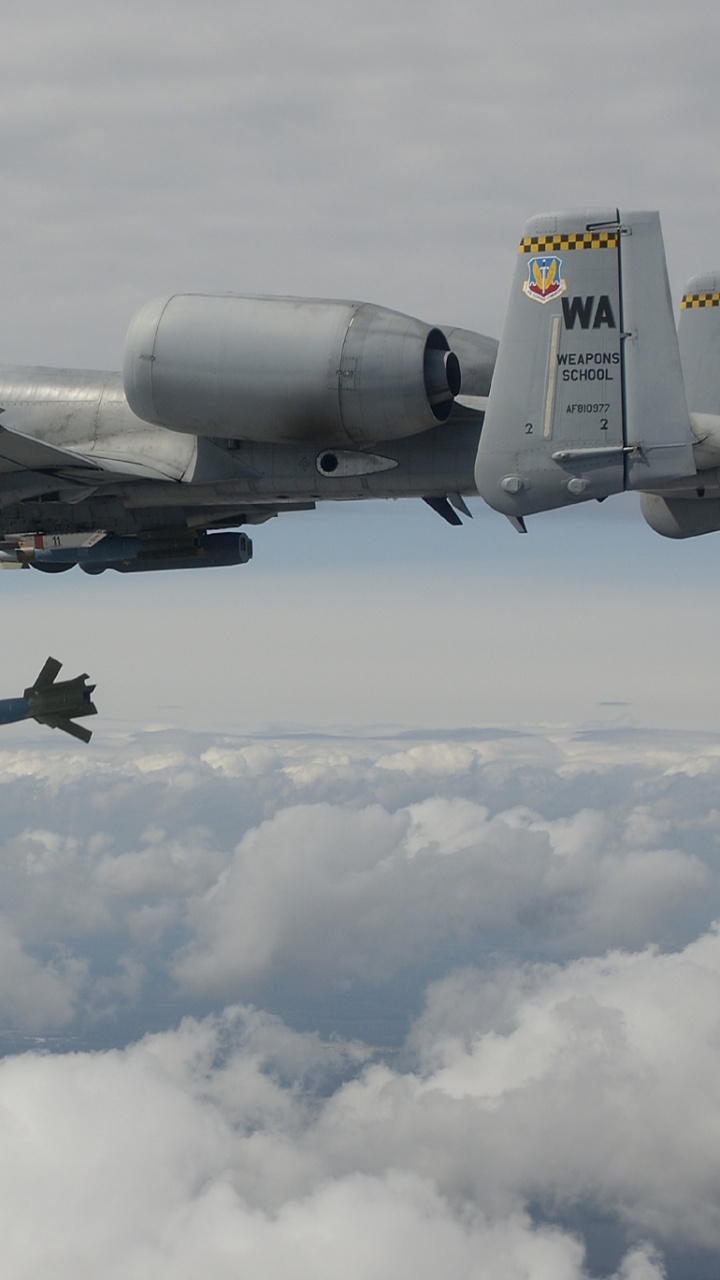 Weißes Düsenflugzeug Auf Weißen Wolken Tagsüber. Wallpaper in 720x1280 Resolution