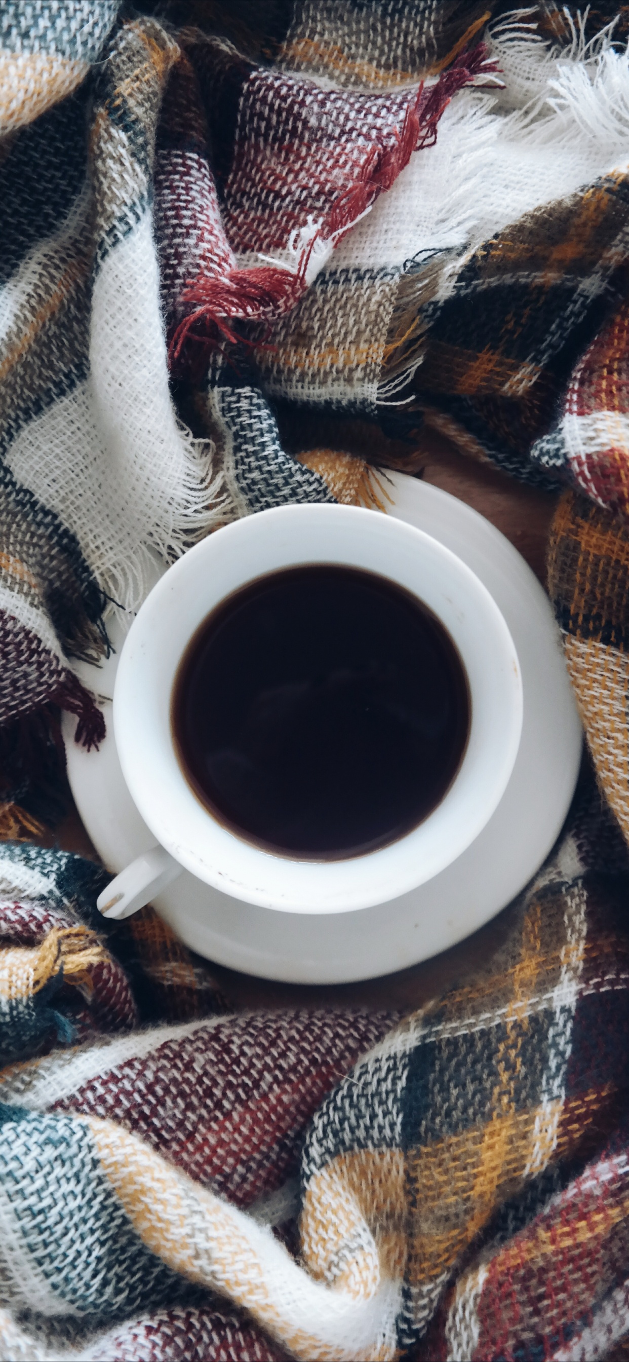 Taza de Cerámica Blanca Sobre Platillo de Cerámica Blanca. Wallpaper in 1242x2688 Resolution