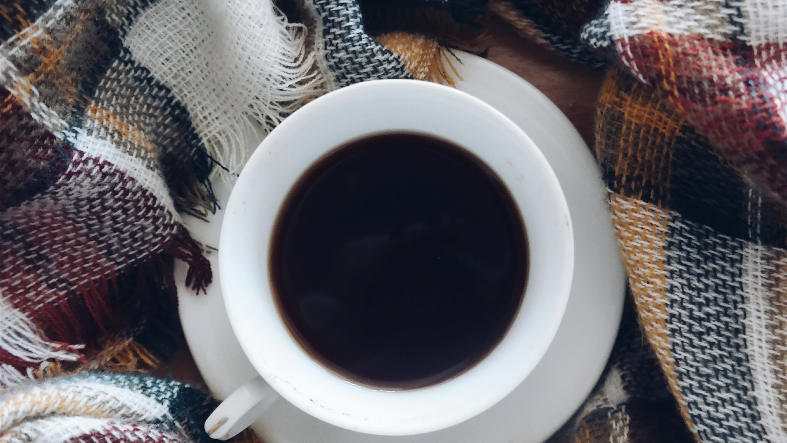 White Ceramic Mug on White Ceramic Saucer. Wallpaper in 2560x1440 Resolution