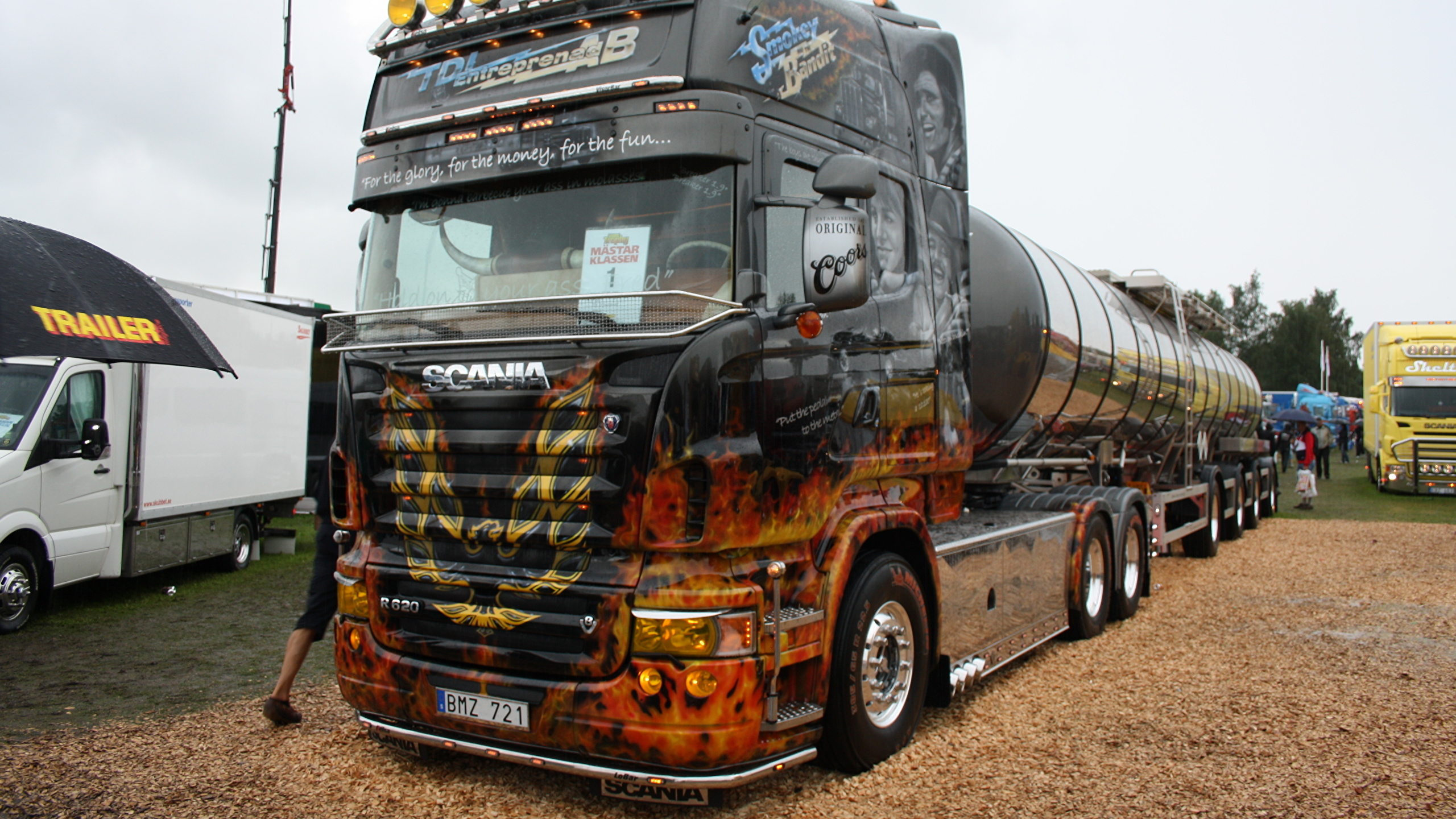 Grau-gelber LKW Mit Gelb-braunem Essen Oben Drauf. Wallpaper in 2560x1440 Resolution