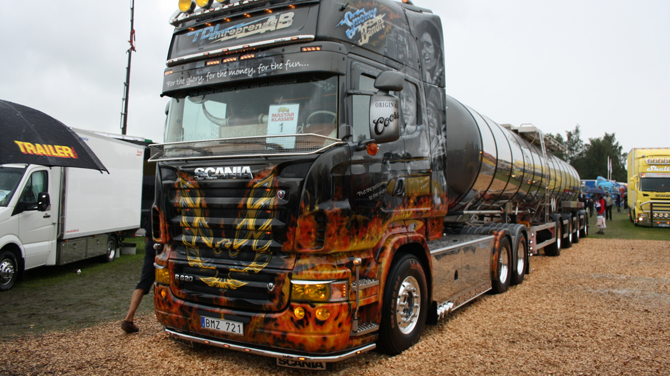 Camion Gris et Jaune Avec de la Nourriture Jaune et Marron Sur le Dessus. Wallpaper in 1366x768 Resolution