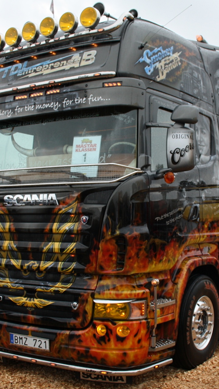 Camion Gris et Jaune Avec de la Nourriture Jaune et Marron Sur le Dessus. Wallpaper in 720x1280 Resolution