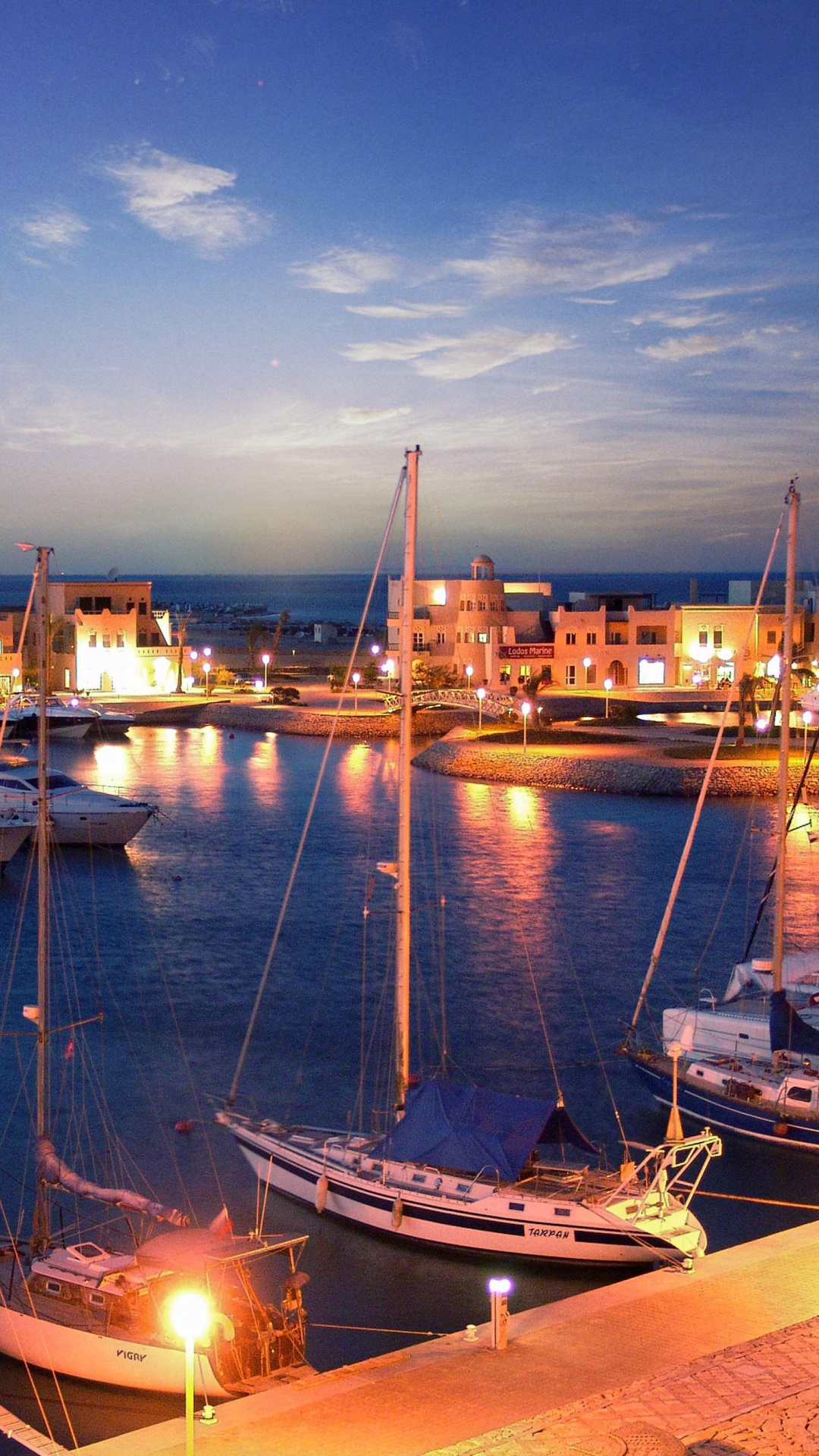 Barco Blanco en el Muelle Durante el Día. Wallpaper in 1080x1920 Resolution