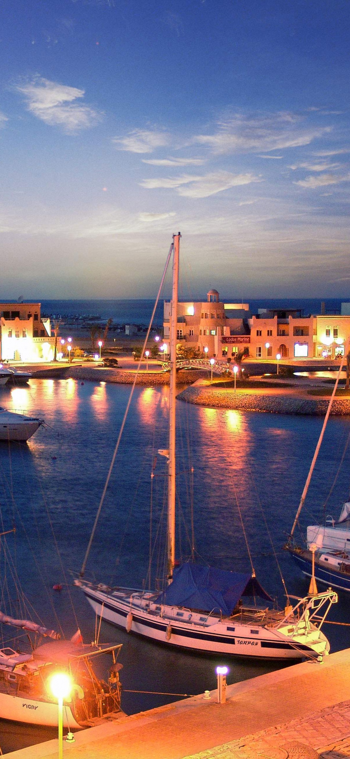 Barco Blanco en el Muelle Durante el Día. Wallpaper in 1125x2436 Resolution